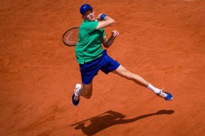 九游娱乐德约科维奇回归赛场，势不可挡首场状态亮眼，RNG观众沸腾！的简单介绍